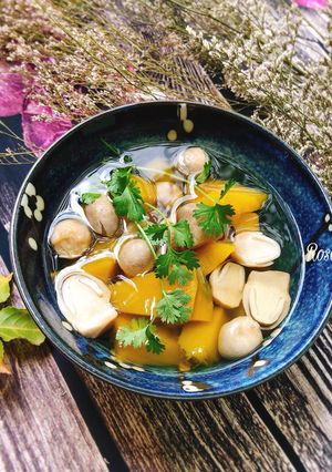 Hình của món Canh Bí Đỏ Nấu Nấm Rơm.