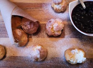 Lágy túrókrémmel töltött profiterol gyümölcs öntettel recept fotója