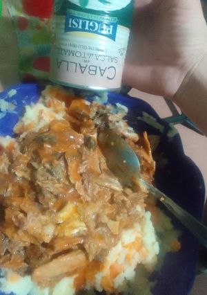 Una foto de Tarta de caballa y verduras 🥔🥕🍅🍅🍅🥚🥫