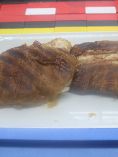 Una foto de Cruasanes rellenos de pollo asado, untados de gazpacho de fresa