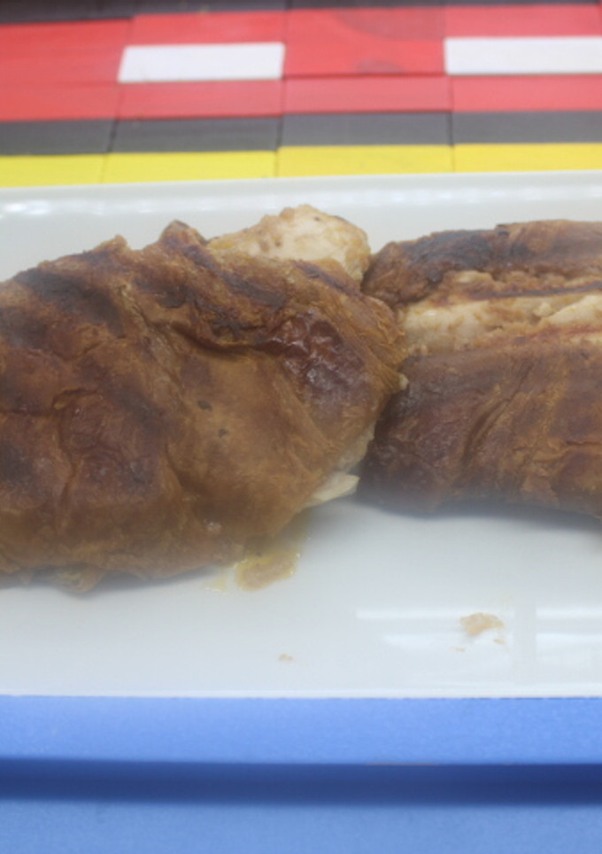 Una foto de Cruasanes rellenos de pollo asado, untados de gazpacho de fresa