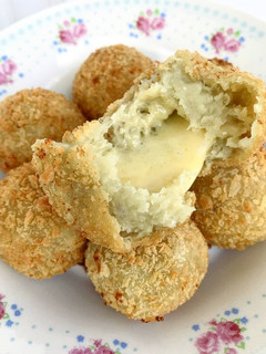 Foto resep Deep Fried Cheesy Taro Balls (Bola Talas Isi Keju)