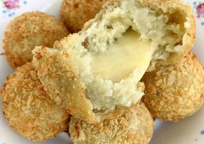 10 Aneka Kue Basah Kekinian yang Nikmat dan Paling Populer: Menjelajahi Surga Manis dalam Gaya Baru! Resep Deep Fried Cheesy Taro Balls (Bola Talas Isi Keju) oleh Julia Selinda - Cookpad
