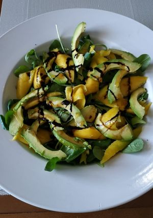 Una foto de Ensalada de mango y aguacate