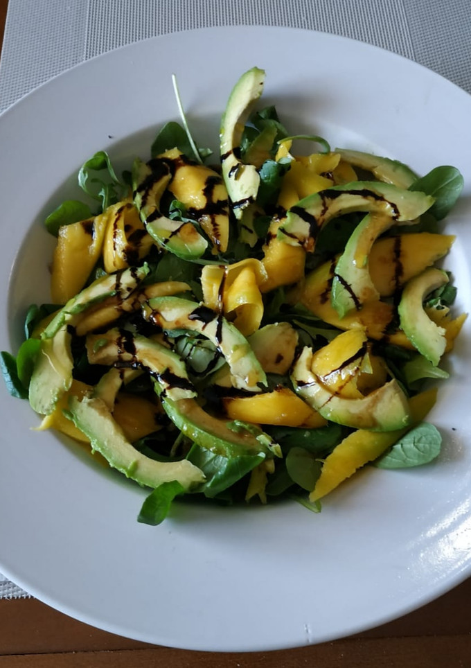 Una foto de Ensalada de mango y aguacate