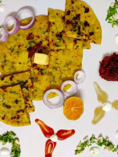 આલુ ગાર્લિક મેથી પરાઠા (Aloo Garlic Methi Paratha Recipe in Gujarati) રેસીપી મુખ્ય ફોટો