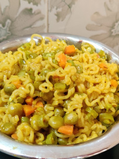 வெஜிடபிள் மேகி நூடுல்ஸ் (vegtable maggi noodles recipe in tamil) செய்முறை முக்கிய புகைப்படம்