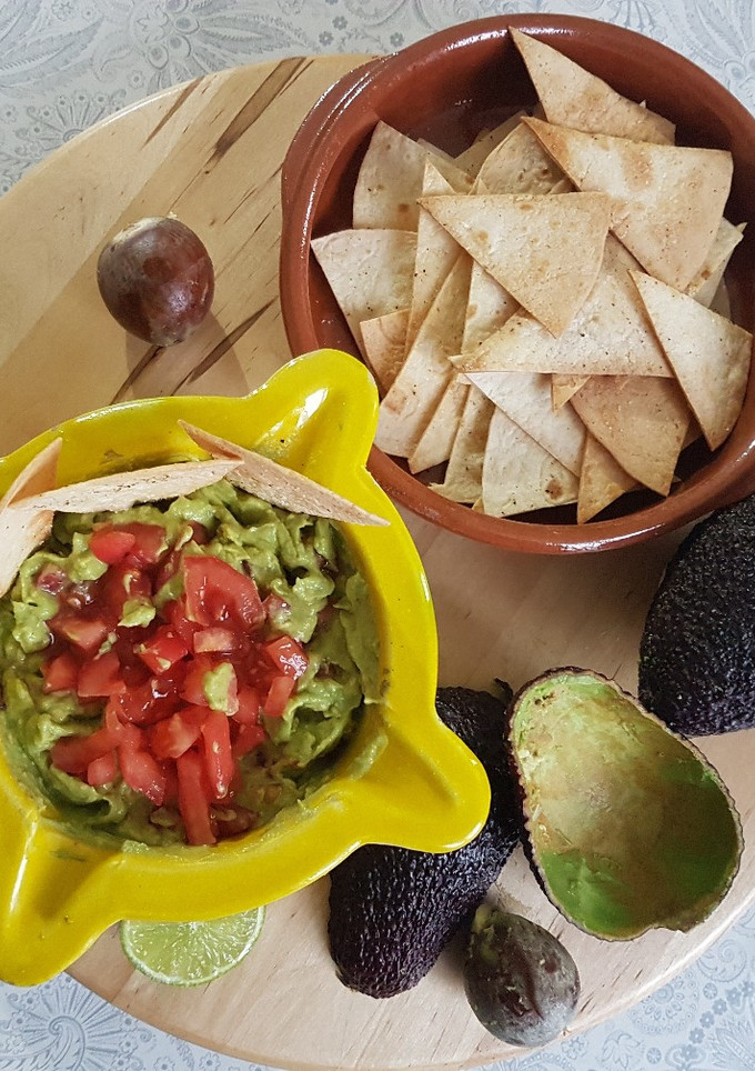 Una foto de Guacamole casero con nachos