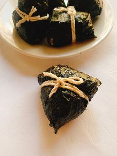 【肉粽造型海苔飯糰】寶寶版粽子 的食譜成品照片