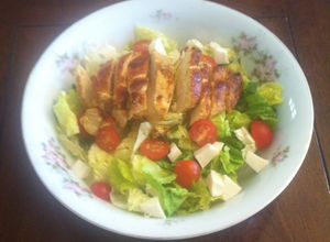 Una foto de Ensalada con pollo