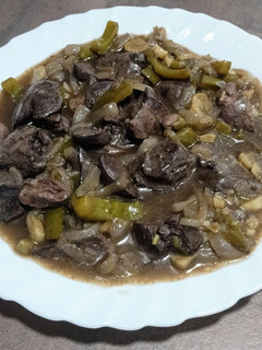 Una foto de Higaditos encebollados con pimientos