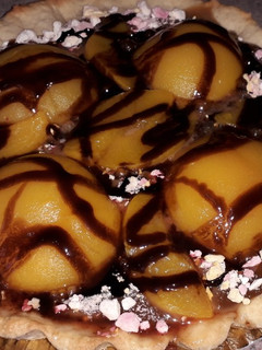 Una foto de Torta de dulce de leche con duraznos