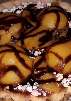 Una foto de Torta de dulce de leche con duraznos