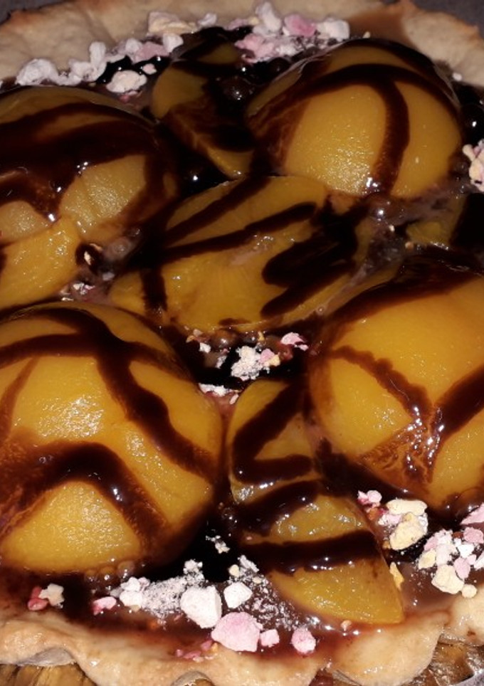 Una foto de Torta de dulce de leche con duraznos