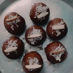 A picture of Gulab jamun.