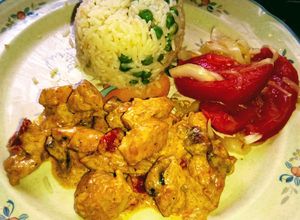 Una foto de Filete de pollo a la crema acompaño de arroz