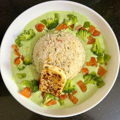 A picture of HIGH PROTEIN RICE BOWLWith a creamy broccoli 🥦 sauce & grilled herbed paneer.