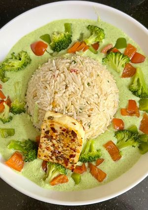 A picture of HIGH PROTEIN RICE BOWLWith a creamy broccoli 🥦 sauce & grilled herbed paneer.