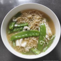 A picture of Instant Noodle with Peas.