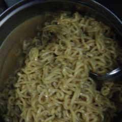 A picture of 2 min maggi.