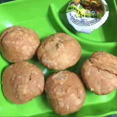 A picture of Ready made namkeen se bani hui khasta kachori.