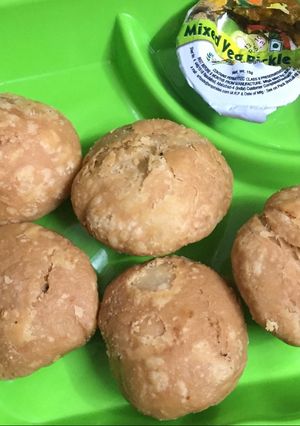 A picture of Ready made namkeen se bani hui khasta kachori.