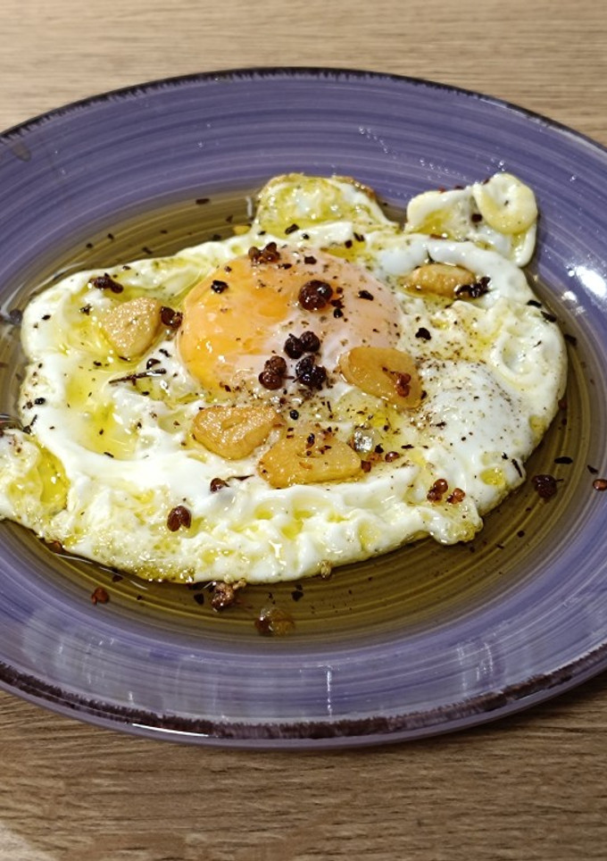Una foto de Huevo al ajillo con pimienta Sichuan