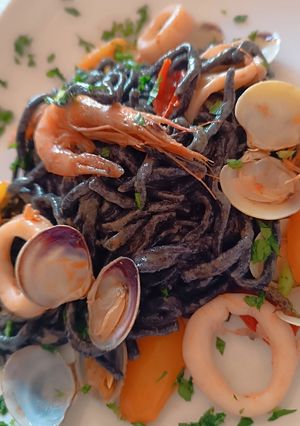 Foto di Spaghetti al nero di seppia homemade,con frutti di mare, gamberi e calamari