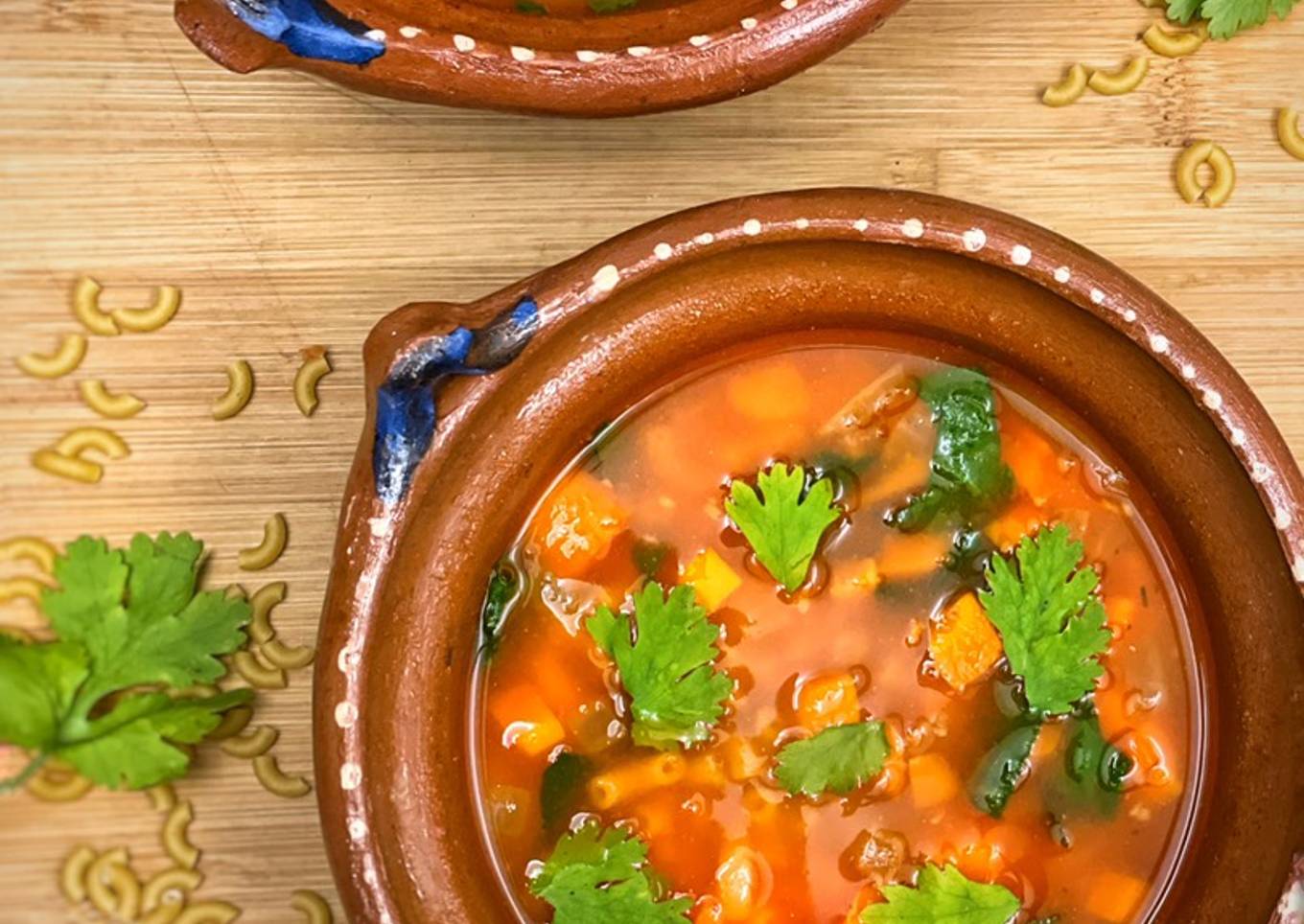 Sopa de fideo codito con espinaca