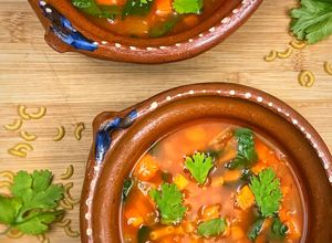Una foto de Sopa de fideo codito con espinaca