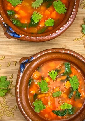 Una foto de Sopa de fideo codito con espinaca