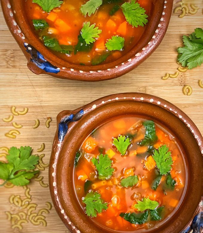 Una foto de Sopa de fideo codito con espinaca