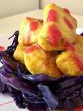 Bocconcini di pollo alla curcuma con cavolo viola e salsa di lampone