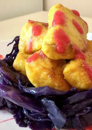 Foto di Bocconcini di pollo alla curcuma con cavolo viola e salsa di lampone
