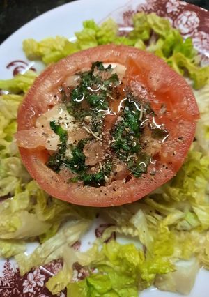 Una foto de Tomate relleno mediterráneo