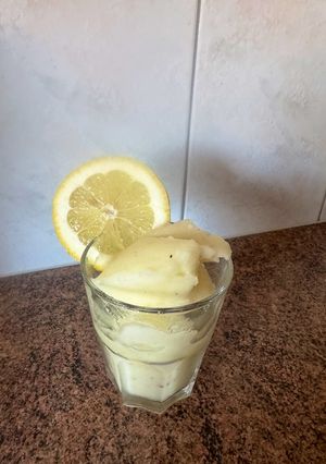 صورة لوصفة بوظة ليمون 🍋 تلج مكونان فقط