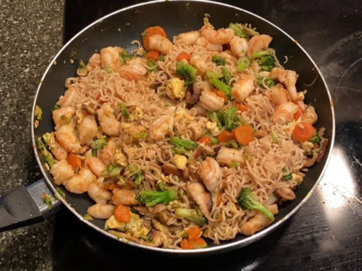 Easy Steps to Make Recipes Shrimp ramen stir fry the So Delicious Tasty.