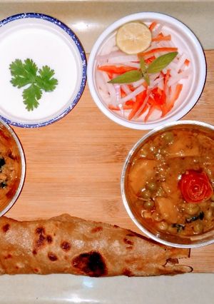 A picture of Alo matar ki bhujiya and masalaydar chicken.