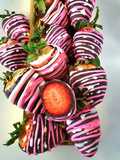 Fragole ricoperte di cioccolato con decori in ghiaccia reale