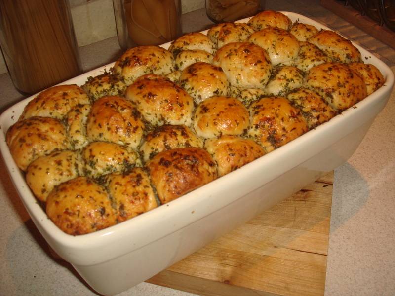 Zöldfűszeres-sajtos buborékkenyér recept recept fotó