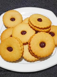 A picture of Raspberry sable cookies...