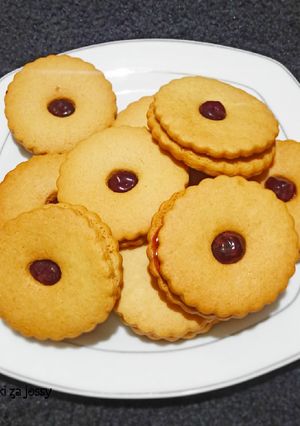 A picture of Raspberry sable cookies...