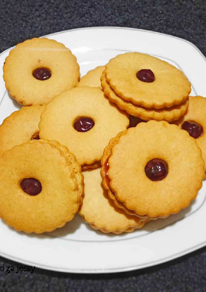 A picture of Raspberry sable cookies...
