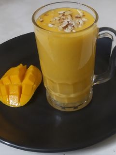 મેંગો મિલ્ક શેક (Mango Milk Shake Recipe In Gujarati) રેસીપી મુખ્ય ફોટો