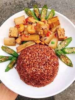Hình của món Dĩa cơm gạo lứt với đồ xào.