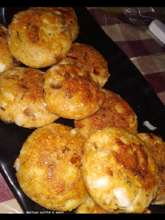आलू की टिक्की (aloo ki tikki recipe in Hindi) रेसिपी मुख्य फोटो