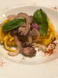 Spaghetti con crema di peperoni a corno calamari “zotoli” e cipolla di Tropea