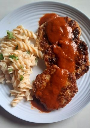 Una foto de Tortitas de pollo con salsa roja