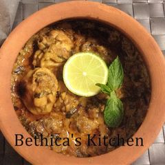 A picture of Handi Dum Chicken.
