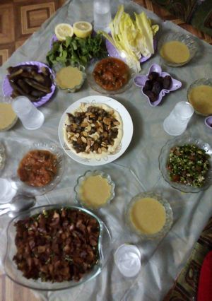 صورة لوصفة حمص باللحمه وسلطة وشوربه العدس وقلاية البندورة الحاره 😍😍
